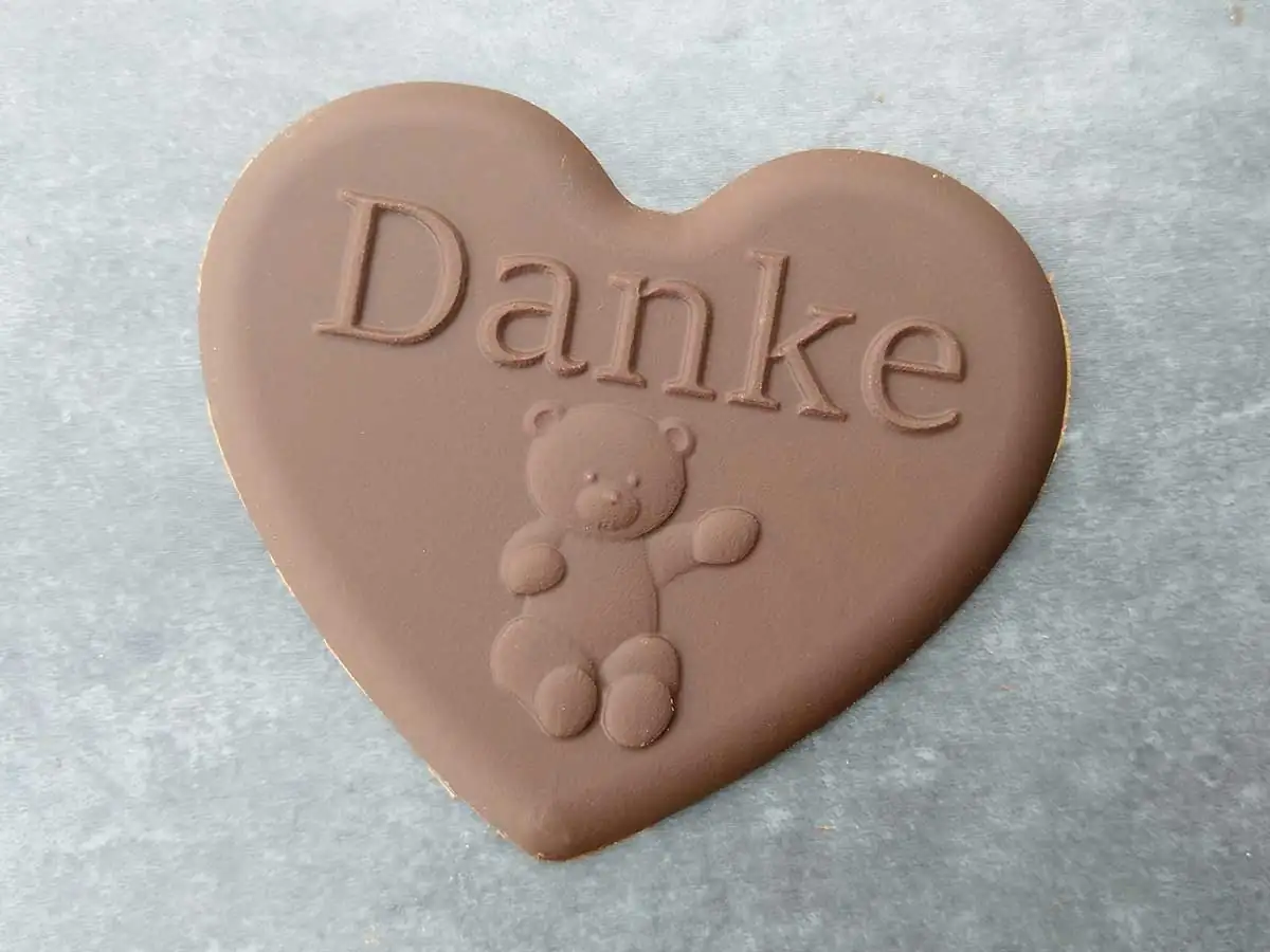 Schokoladenherz "Teddybär-Danke" mit niedlichem Teddybär-Motiv und dem Wort "Danke".